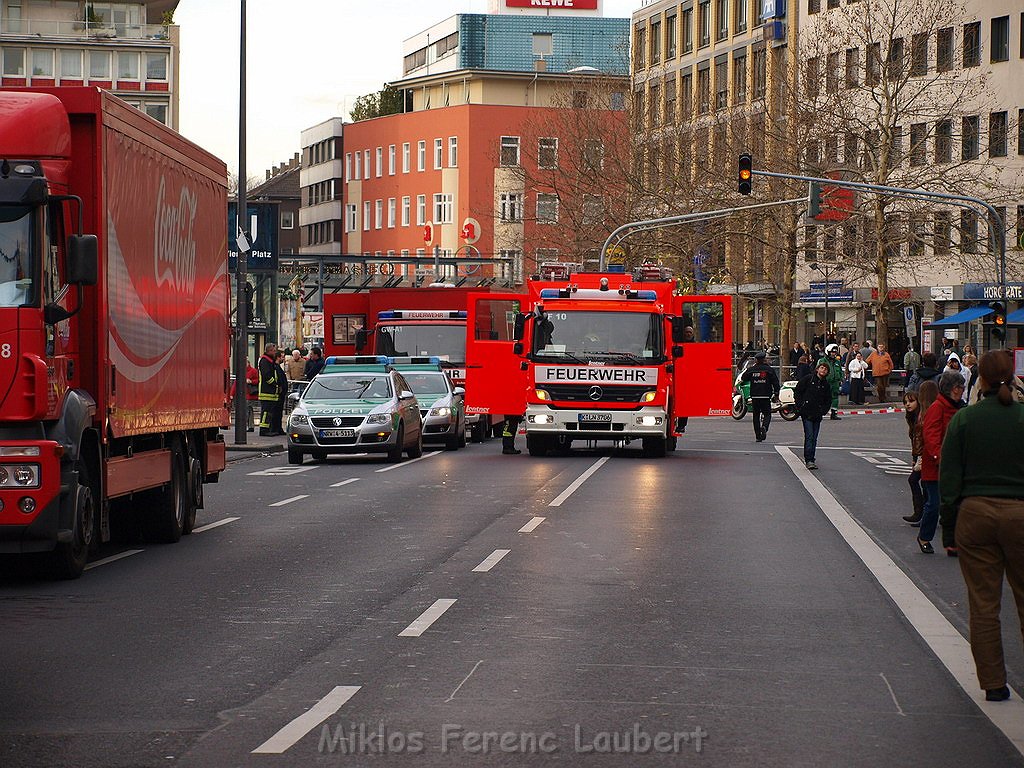 Feuer Koeln Muelheim Frankfurterstr Wiener Platz P43.JPG